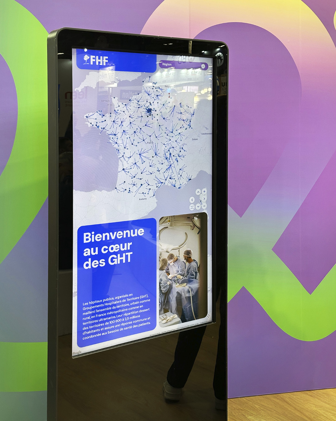 Borne interactive qui permet une découverte active et personnalisée des GHT dans les régions, et et un film motion design qui constitue une porte d'entrée plus immédiate et visuelle pour présenter l'outil dans un contexte événementiel de Santexpo.